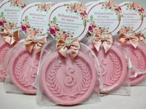 Lembrancinha 80 Anos: Sabonete Letra Inicial Personalizada
