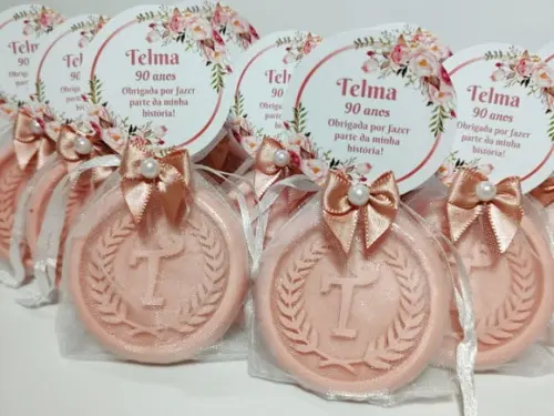Lembrancinha 90 Anos: Sabonete Letra Inicial Personalizada