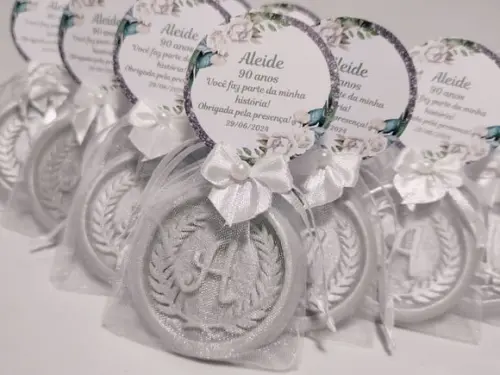 Lembrancinha 90 Anos: Sabonete Letra Inicial Personalizada