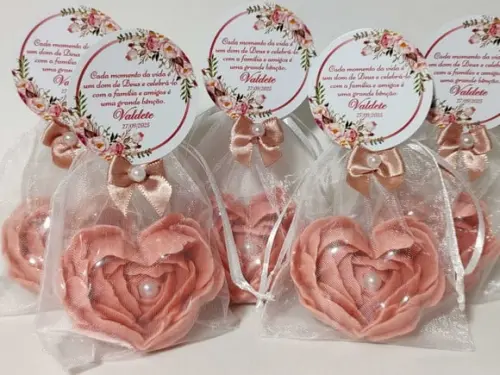 Lembrancinha de Aniversário 80 Anos: Sabonete Coração Flor