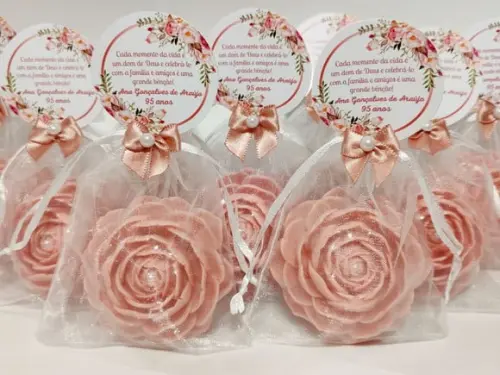 Lembrancinha 95 Anos: Sabonete Rosa Delicada Luxo