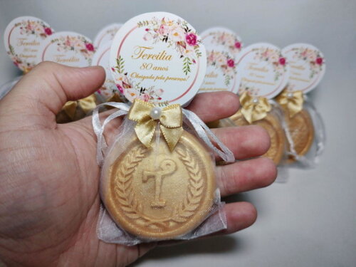 Lembrancinha 80 Anos: Sabonete Letra Inicial Personalizada