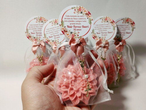 Lembrancinha 95 Anos: Sabonete Flor Dália com Mini Terço