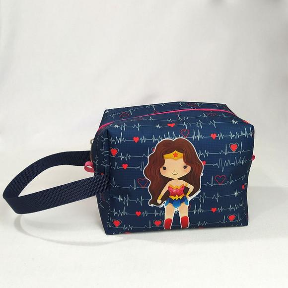 Necessaire Box G com Alça- Mulher Maravilha/ Saúde