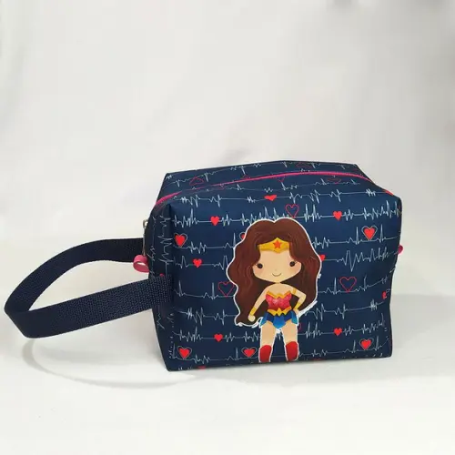 Necessaire Box G com Alça- Mulher Maravilha/ Saúde
