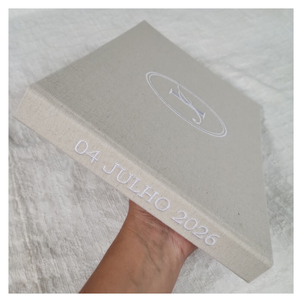 Livro Casamento com Monograma na Capa e Data na Lombada Bordados