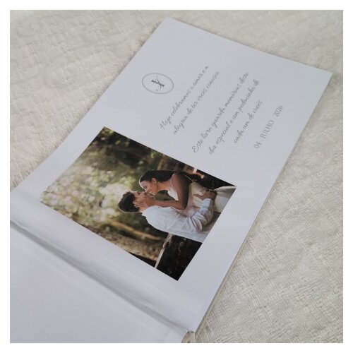 Livro Casamento com Monograma na Capa e Data na Lombada Bordados