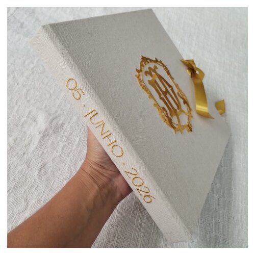 Livro Casamento com Monograma na Capa e Data na Lombada Bordados