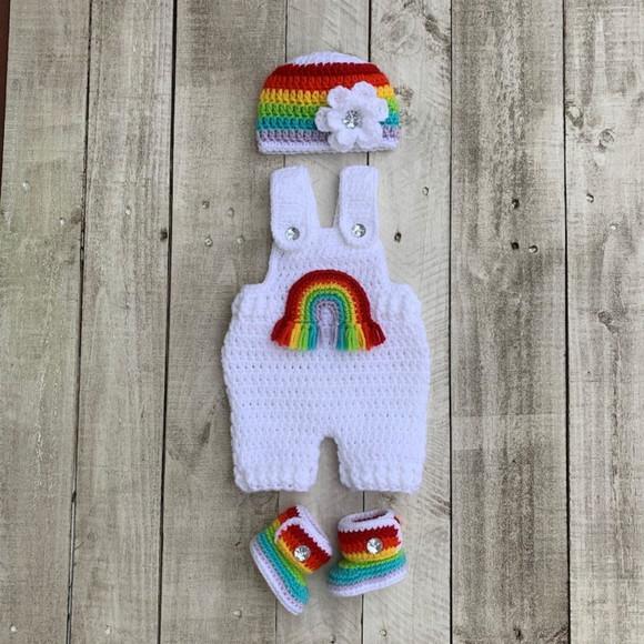 Conjunto Arco-íris em Crochê Macaquinho, Touca e Sapatinho.