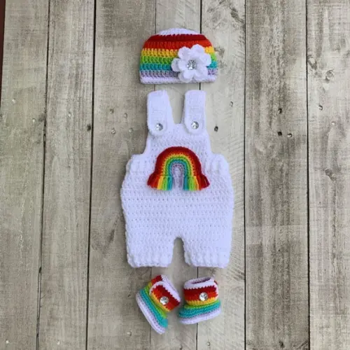 Conjunto Arco-íris em Crochê Macaquinho, Touca e Sapatinho.