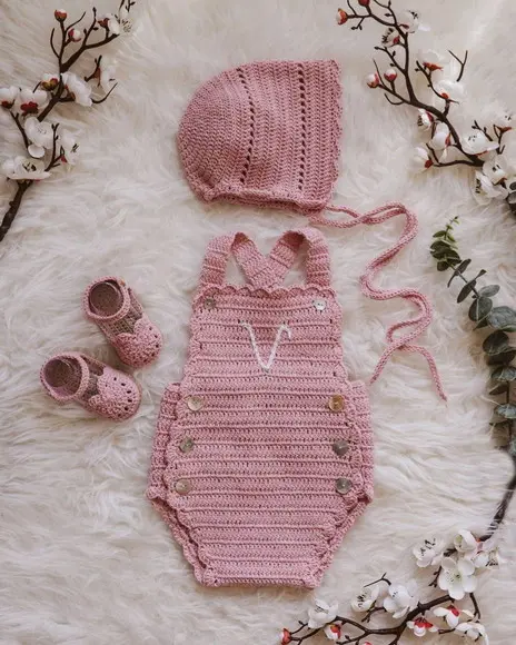Conjunto de bebê em crochê