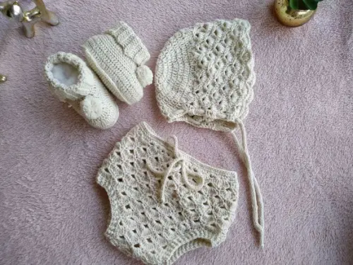 Conjunto de bebê em crochê