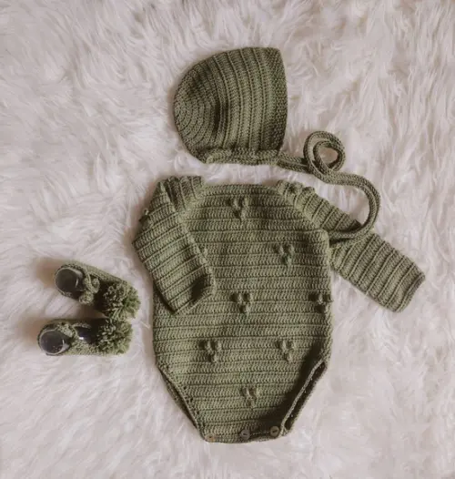 Conjunto macaquinho de crochê bebe