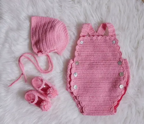 Conjunto macaquinho de crochê para bebê