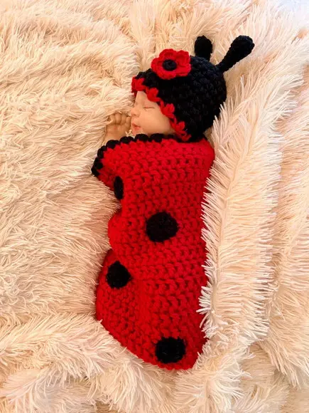 Fantasia Joaninha em Crochê Ensaio Fotográfico
