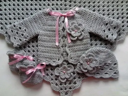 Kit Manta Casaquinho, Sapatinho e Touca de Crochê