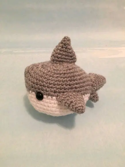 Tubarão de croche amigurumi