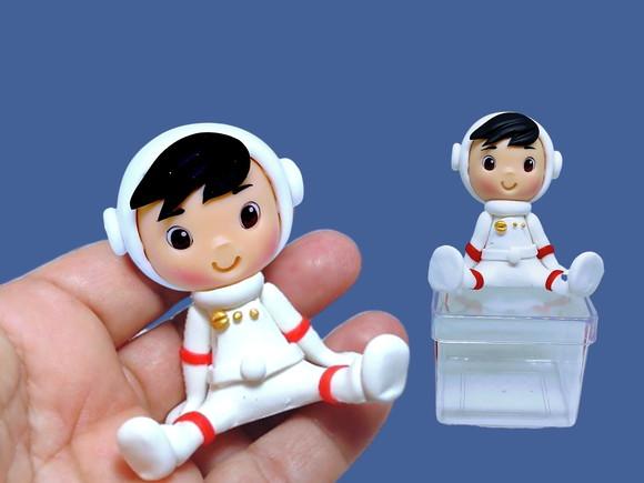 Menino astronauta em biscuit