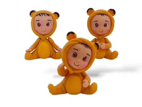Boneco personalizado com pijaminha de leão - tema safari em biscuit