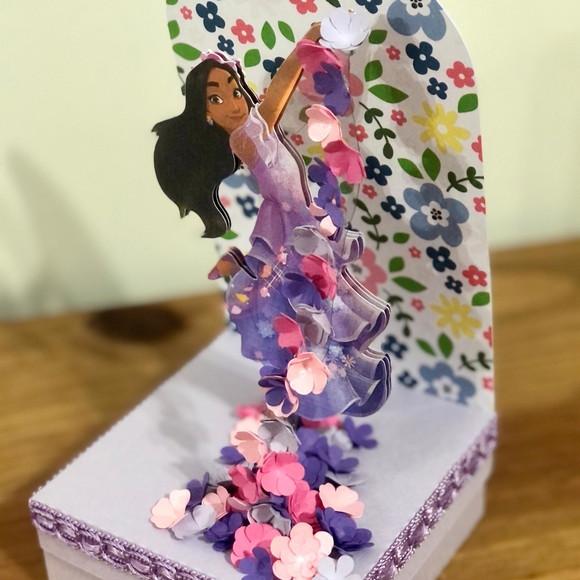 Caixa Cenário Personalizada no Tema Encanto Isabela!