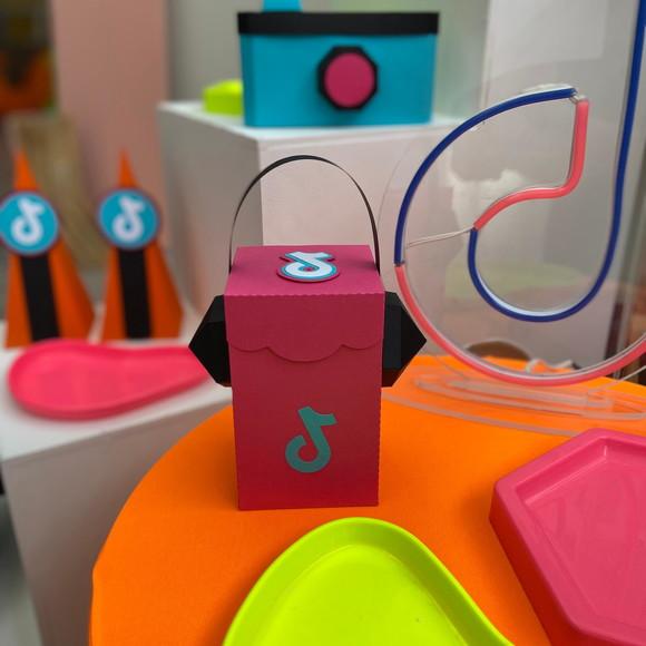 Caixa Cubo com Fone Personalizada no Tema Tiktok!