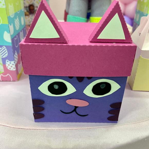 Caixa Cubo Personalizada no Tema Gatos da Gabby!