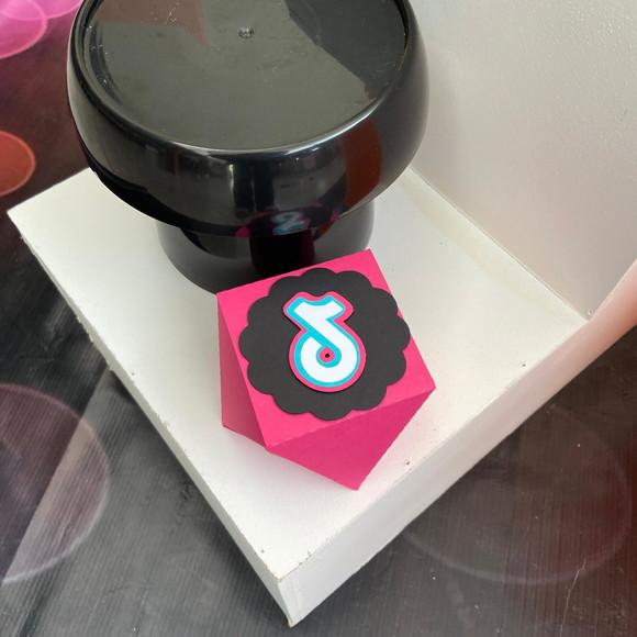 Caixa Diamante Personalizada no Tema Tiktok Neon!