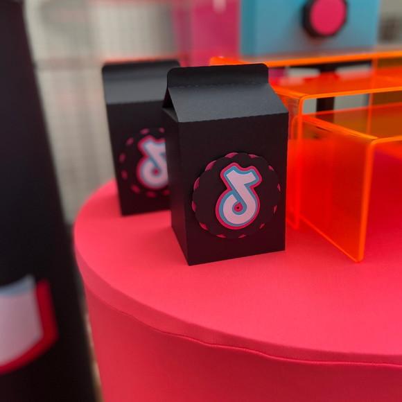 Caixa Milk Personalizada no Tema Tiktok!