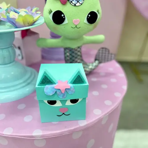 Caixa Cubo Personalizada no Tema Gatos da Gabby!