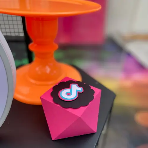 Caixa Diamante Personalizada no Tema Tiktok Neon!