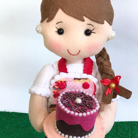 Boneca confeiteira em feltro