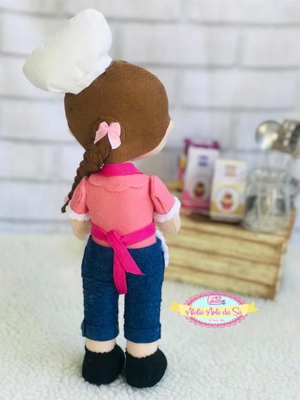 Boneca confeiteira em feltro