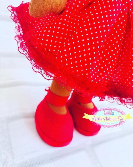 Boneca menina bonita do laço de fita