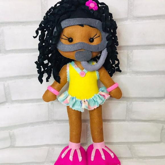 Boneca Mergulhadora em Feltro com 30 cm