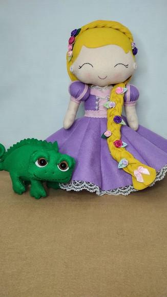 Boneca Princesa Rapunzel e Pascal em Feltro