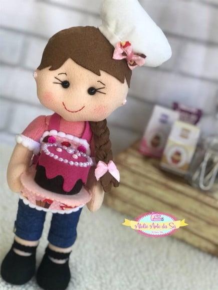 Boneca confeiteira em feltro