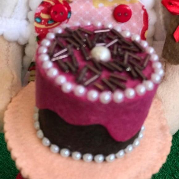 Boneca confeiteira em feltro