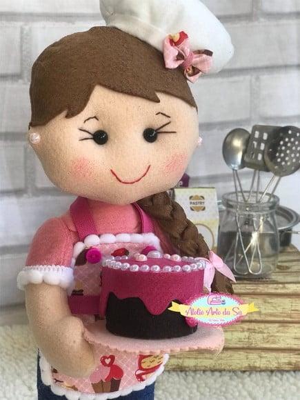 Boneca confeiteira em feltro
