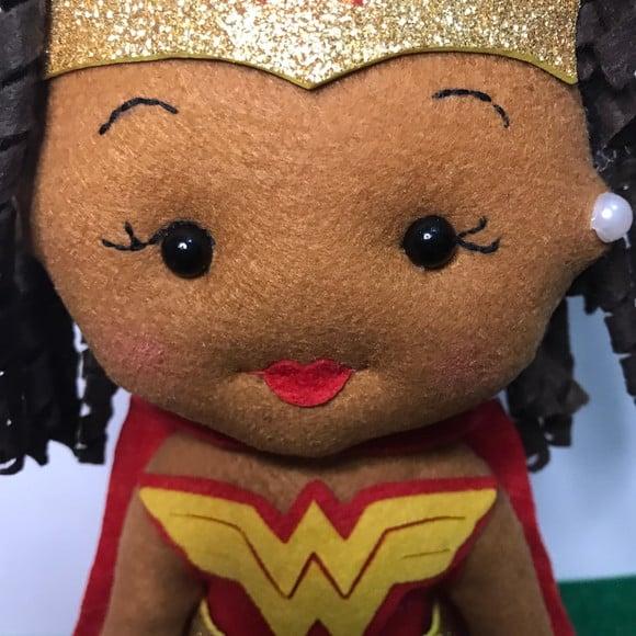 Boneca Mulher Maravilha Negra