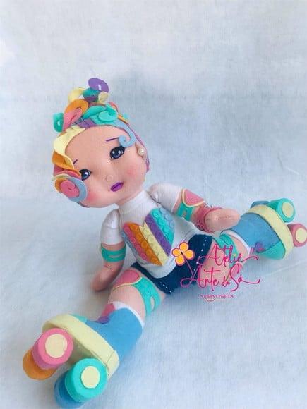 Boneca Patinadora Pop It Em Feltro