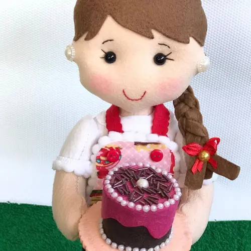 Boneca confeiteira em feltro