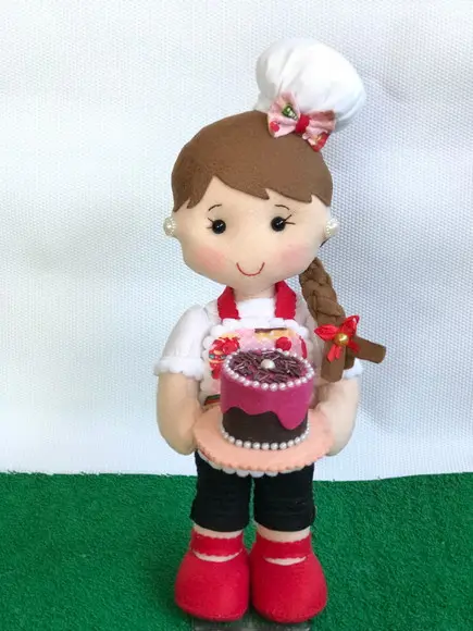 Boneca confeiteira em feltro