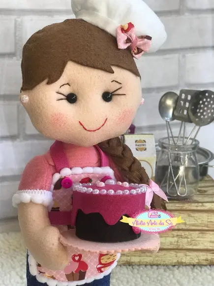 Boneca confeiteira em feltro