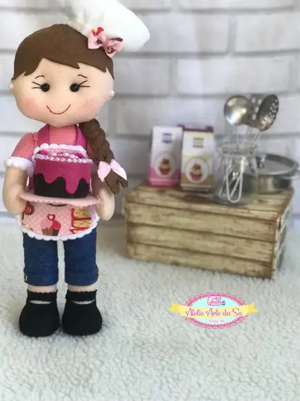 Boneca confeiteira em feltro