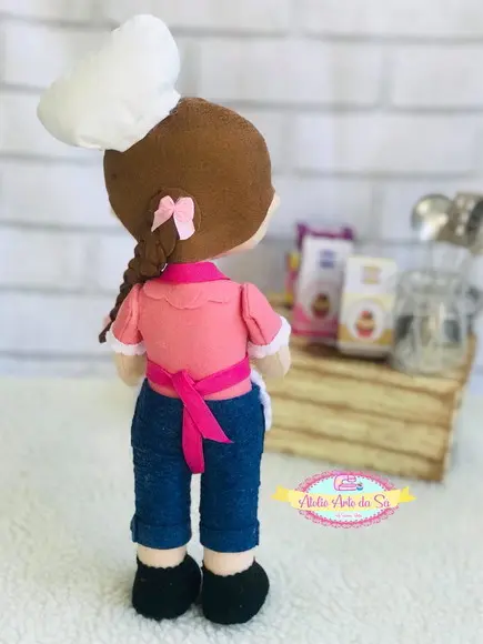 Boneca confeiteira em feltro