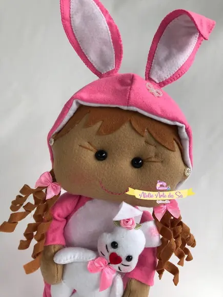 Boneca em Feltro com Fantasia de Coelha