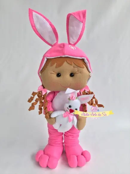 Boneca em Feltro com Fantasia de Coelha