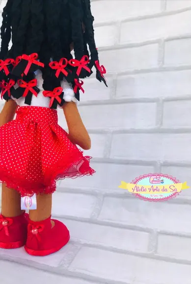 Boneca menina bonita do laço de fita
