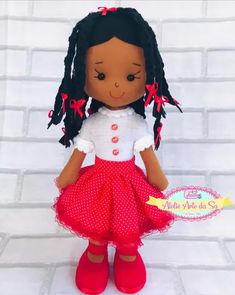 Boneca menina bonita do laço de fita