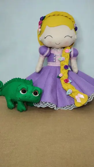 Boneca Princesa Rapunzel e Pascal em Feltro